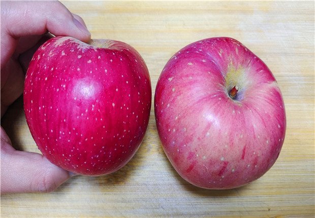 Mua táo, chọn quả rốn to hay nhỏ thì ngọt, người trồng mách chiêu chọn được quả nào cũng ngon - 1