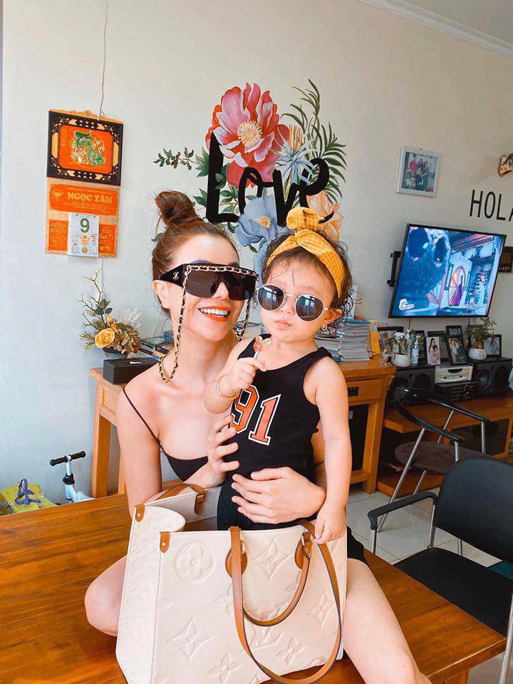 SAO SẮM GÌ: Chiếc túi này có gì mà cả Hoa hậu, diễn viên, người mẫu đều đụng hàng - 12