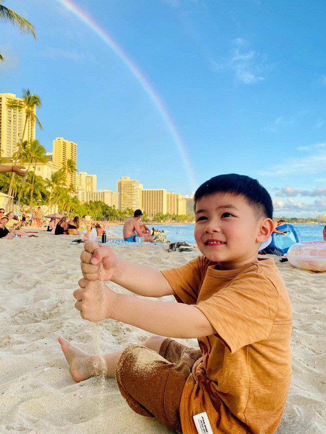 Con trai Đan Trường cùng mẹ nghỉ dưỡng ở Hawaii, vóc dáng lớn bổng, giống bố y đúc - 4
