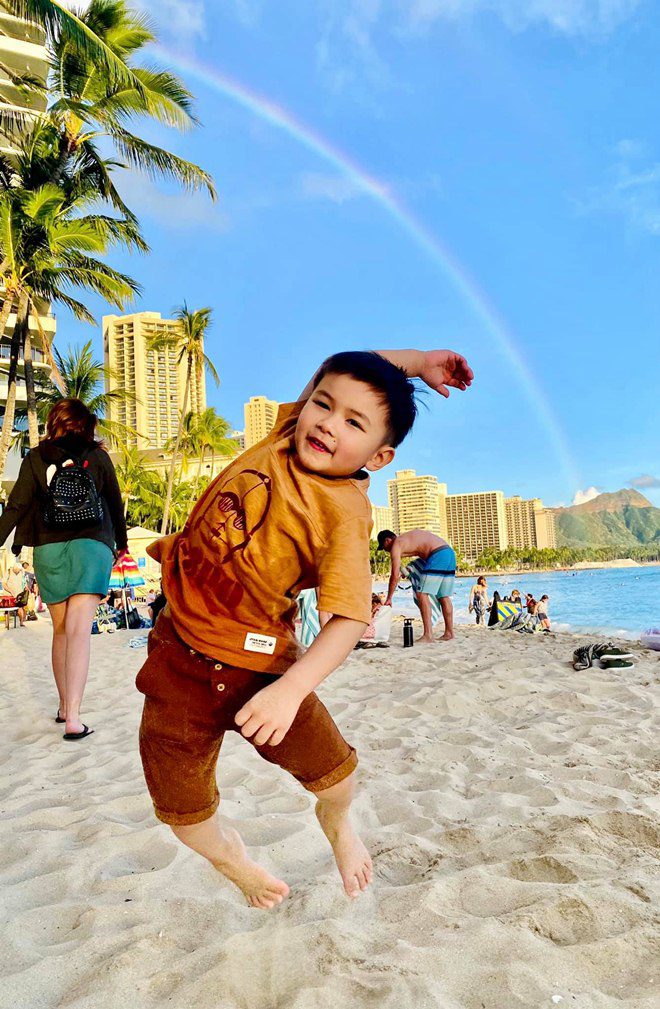 Con trai Đan Trường cùng mẹ nghỉ dưỡng ở Hawaii, vóc dáng lớn bổng, giống bố y đúc - 6