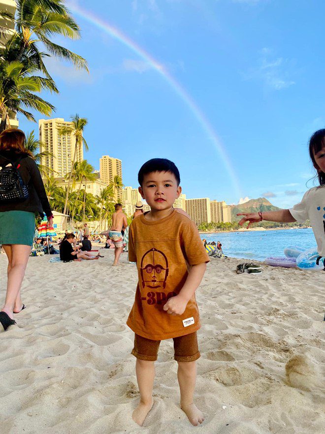 Con trai Đan Trường cùng mẹ nghỉ dưỡng ở Hawaii, vóc dáng lớn bổng, giống bố y đúc - 5