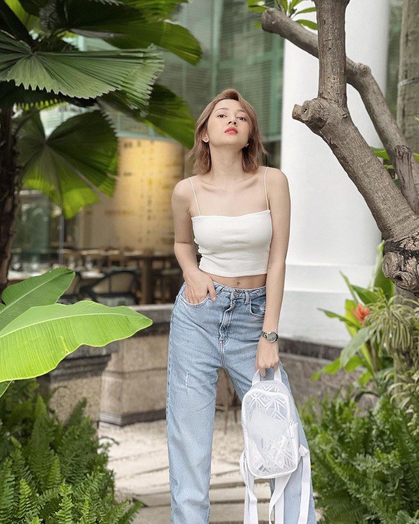 Học sao Việt cách phối đồ với quần jeans siêu mát mẻ, nàng khỏi lo bức bối trong ngày hè - 1