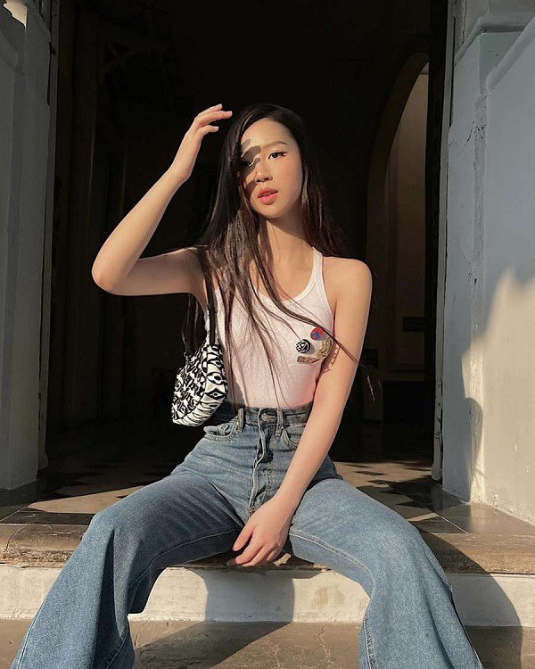 Học sao Việt cách phối đồ với quần jeans siêu mát mẻ, nàng khỏi lo bức bối trong ngày hè - 5