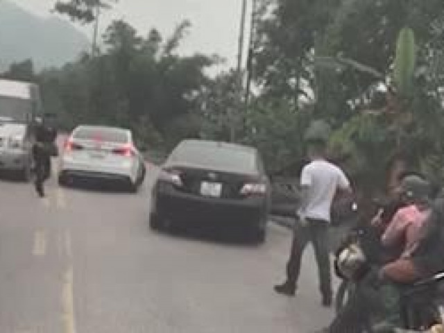 Clip Eva - Xin vượt xe không được, người đàn ông chặn đầu xe hành hung tài xế