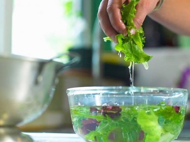 Bác sĩ chỉ sai lầm khi ngâm rau nước muối khiến rau mất chất, gây hệ lụy cho sức khỏe