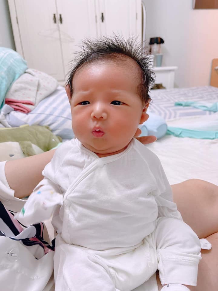 Chào đời cơ thể tím tái, sau 1 tháng con trai Dương Ngọc Thái bụ bẫm, đáng yêu, giống bố - 6