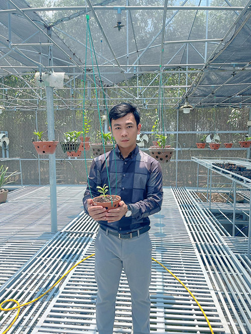 Nghệ nhân Trần Quốc Hoà chia sẻ cách chăm sóc hoa lan quý hiếm - 1