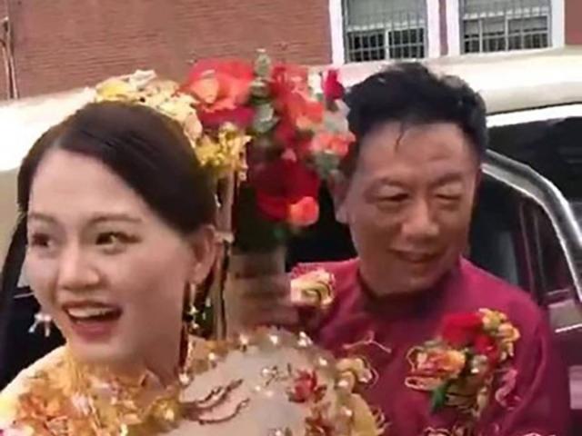 Cầu hôn người mẹ không được, chú rể 58 tuổi cưới luôn cô con gái 19 tuổi