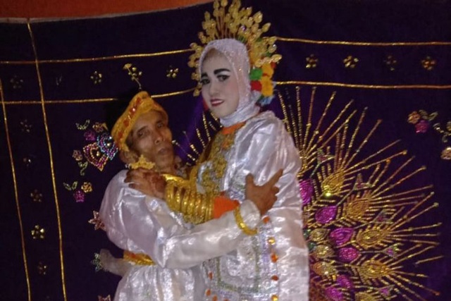 Cầu hôn người mẹ không được, chú rể 58 tuổi cưới luôn cô con gái 19 tuổi - 1