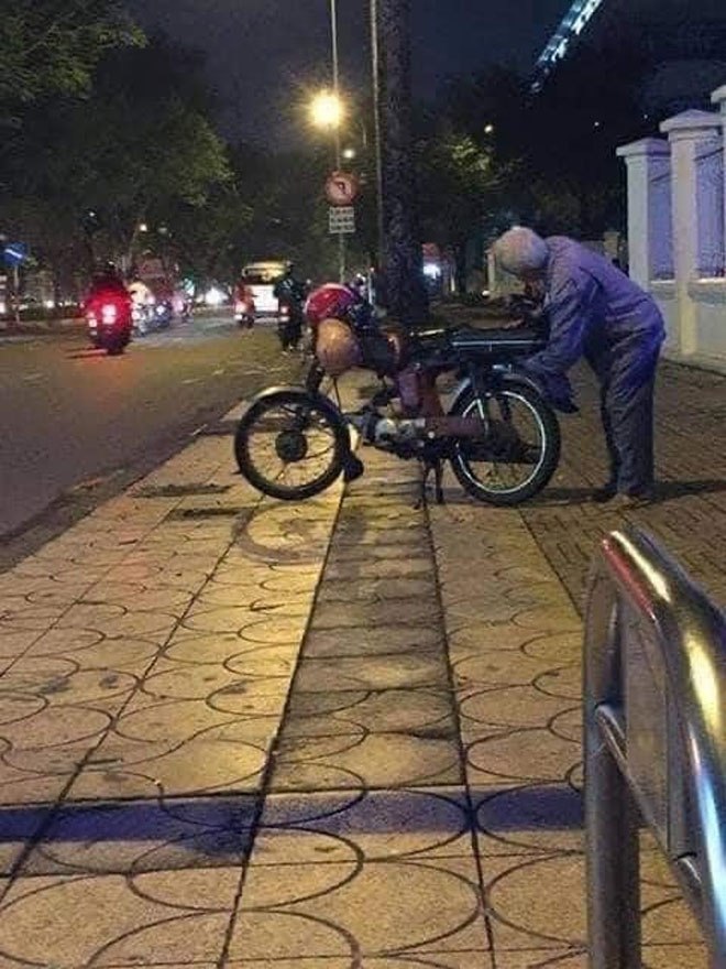 Chú xe ôm 70 tuổi nài nỉ: Cô đi đâu, tôi chở, CĐM khẳng định chú chạy cho khuây khỏa - 1