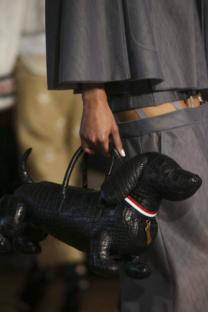 Không chỉ túi máy bay của Louis Vuitton, thế giới hàng hiệu còn nhiều mẫu túi độc lạ hơn thế - 14