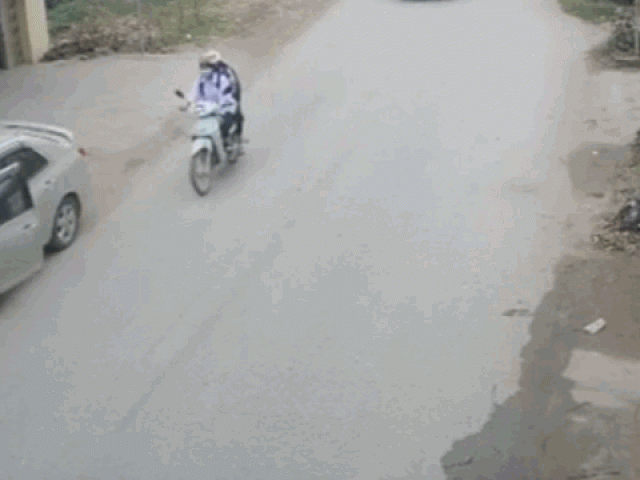 Clip Eva - Clip: Tài xế ôtô đánh lái xuất thần, cứu mạng 2 nữ sinh trong gang tấc