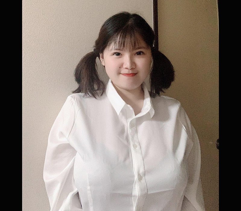Áo sơ mi trắng thanh lịch và đúng chuẩn nữ sinh của Thu Trang được nhiều người khen ngợi. Set đồ còn hoàn thiện hơn khi cô nàng ứng dụng kiểu tóc cột 2 chùm đậm chất học đường. 
