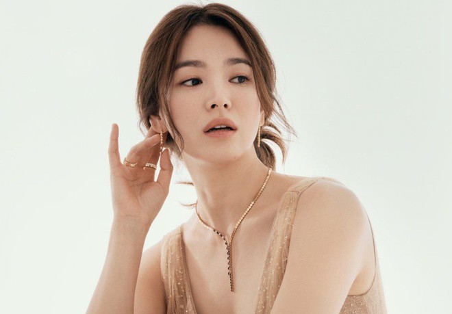 Bắt gặp Song Hye Kyo đời thực: Nhan sắc nữ thần toả sáng nhờ kiểu tóc “bổ luống” phù hợp - 9