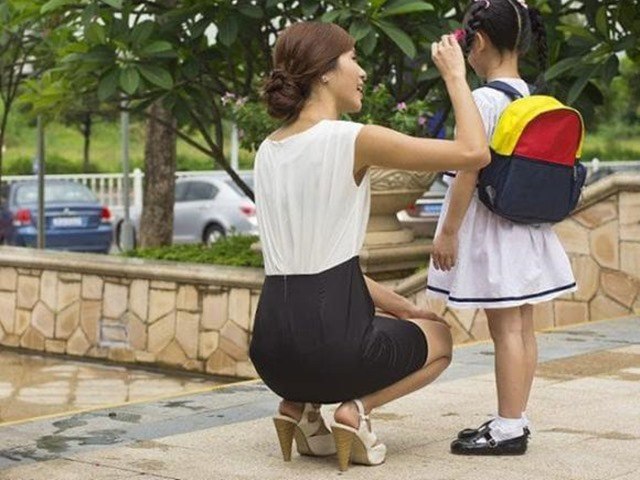 Giáo viên mầm non giàu kinh nghiệm khuyên cha mẹ không nên mặc váy cho con gái khi đến trường