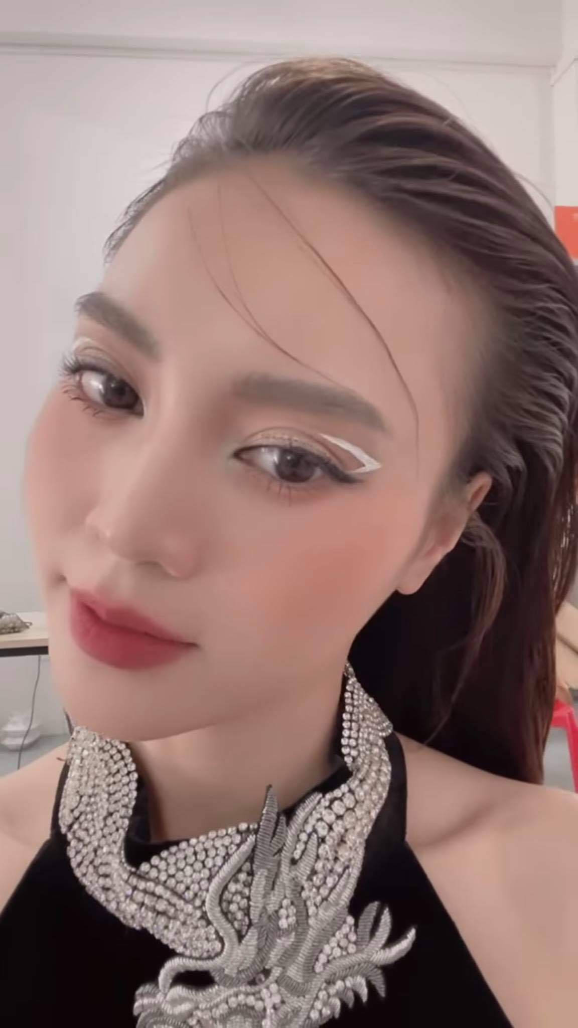 Hội mỹ nhân Việt mê mẩn kiểu kẻ eyeliner lơ lửng, dự đoán là hot trend cho hè này - 4