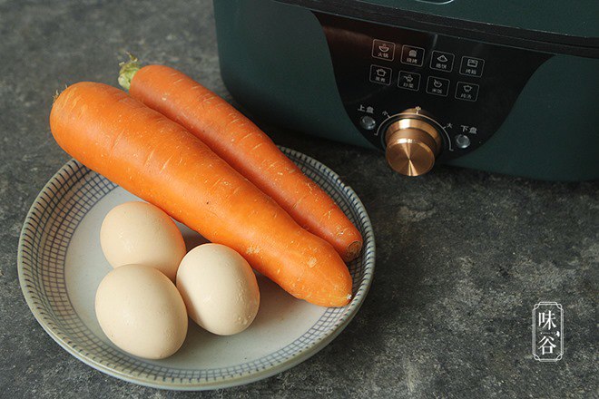 Chỉ còn trứng và cà rốt, vợ đảm nhanh tay nấu thành món ăn sáng vừa ngon lại bổ - 1