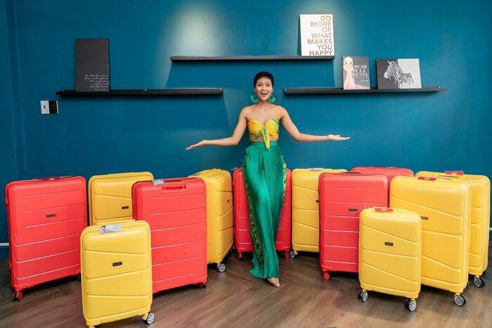 Khánh Vân tuyên bố đem 200 outfits đi Miss Universe, đại diện Indonesia liền amp;#34;đàn ápamp;#34; với container 400 bộ - 6