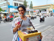 Tin tức - "Cô Tây hot girl" bán bánh dạo ở phố Sài Gòn: Tôi thích phở, cà phê và bánh mỳ