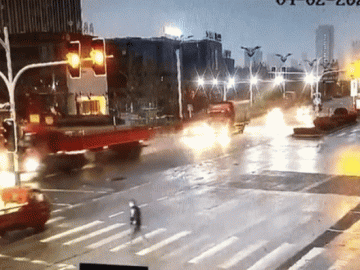 Tai nạn bất ngờ rơi xuống đầu người đi bộ