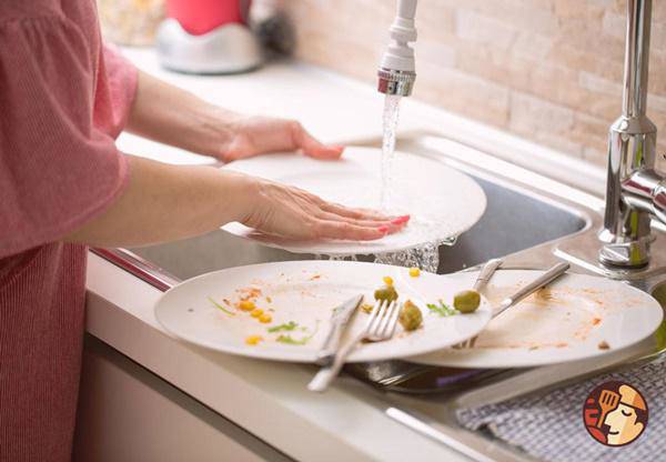 Sai lầm khi rửa bát khiến vi khuẩn bám đầy đĩa, cả nhà mắc bệnh - 3