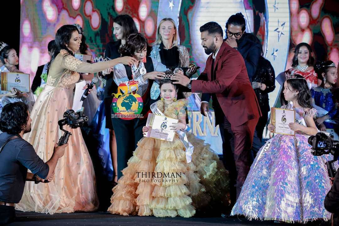 Bé gái Hải Phòng sang Dubai đoạt giải nhì Siêu mẫu nhí thế giới, HH Ngọc Hân cực ưu ái - 1