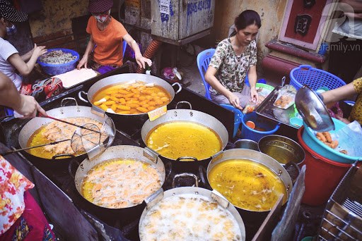 Quán bánh rán xếp số ở HN: Khách xếp hàng dài chờ tới lượt, ngày bán hàng nghìn chiếc - 1