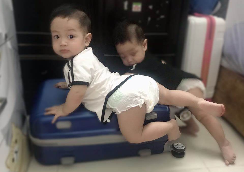 Cặp song sinh nhà Hoa hậu Đặng Thu Thảo lớn phổng, 8 tháng đã leo trèo tập đi - 3