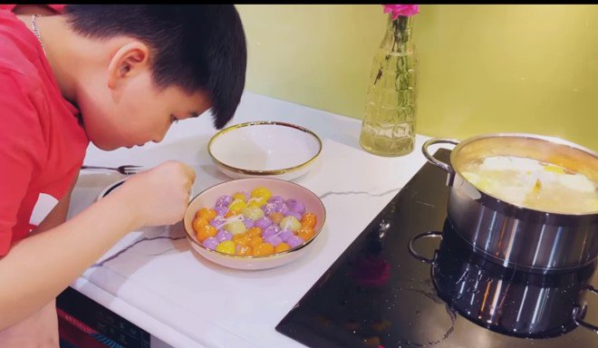 Con trai Bảo Thanh làm bánh trôi màu sắc, ai cũng phì cười vì lời thú nhận của bé - 13