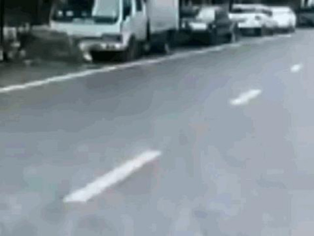 Clip Eva - Tài xế phản xạ xuất thần, cứu mạng người phụ nữ ngã vào gầm xe