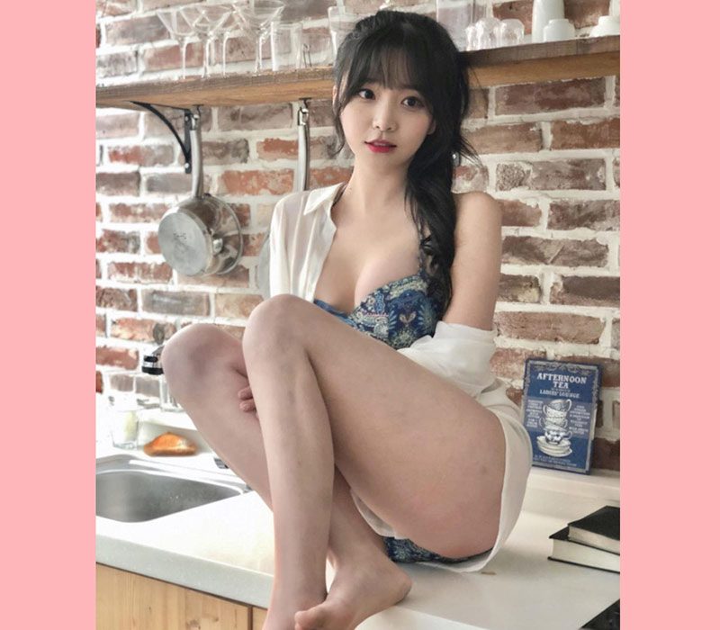 Trên nhiều diễn đàn online tại Hàn, cô nàng Min Jung còn được ưu ái gọi là “biểu tượng gợi cảm” với phong cách ăn mặc phóng khoáng, gợi cảm đẹp không chỗ chê.
