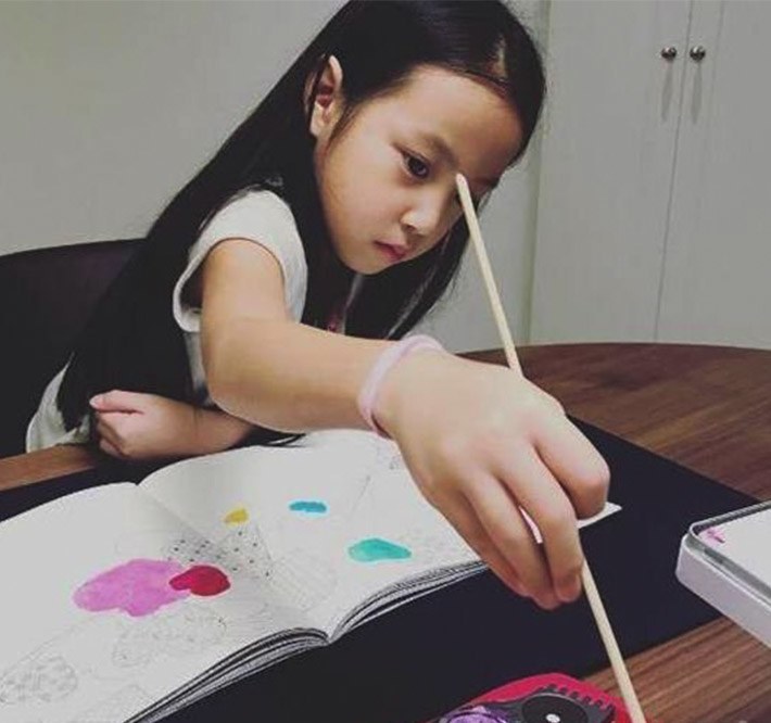 Con gái Triệu Vy 11 tuổi nhận không ra vì quá xinh, tương lai mỹ nữ như mẹ đã gần - 7