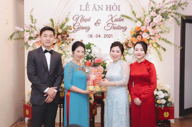Sao Việt 24h: Giờ vợ Xuân Trường mới tung ảnh ngày vui, nhiều khoảnh khắc hôn nhau đắm đuối - 1