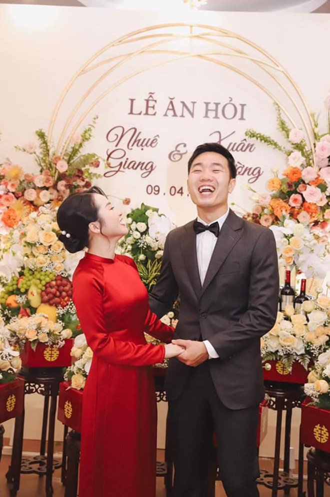 Sao Việt 24h: Giờ vợ Xuân Trường mới tung ảnh ngày vui, nhiều khoảnh khắc hôn nhau đắm đuối - 4
