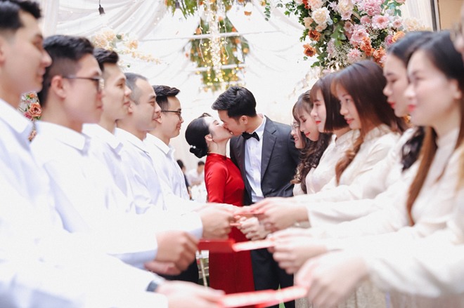 Sao Việt 24h: Giờ vợ Xuân Trường mới tung ảnh ngày vui, nhiều khoảnh khắc hôn nhau đắm đuối - 3