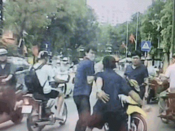  Clip: Mở cửa gây tai nạn, tài xế ô tô bị nạn nhân đánh ngay giữa phố 