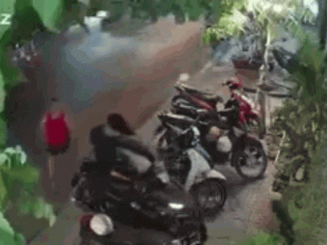  Clip: Người phụ nữ phản ứng cực gắt khiến tên trộm xe nhận kết đắng 