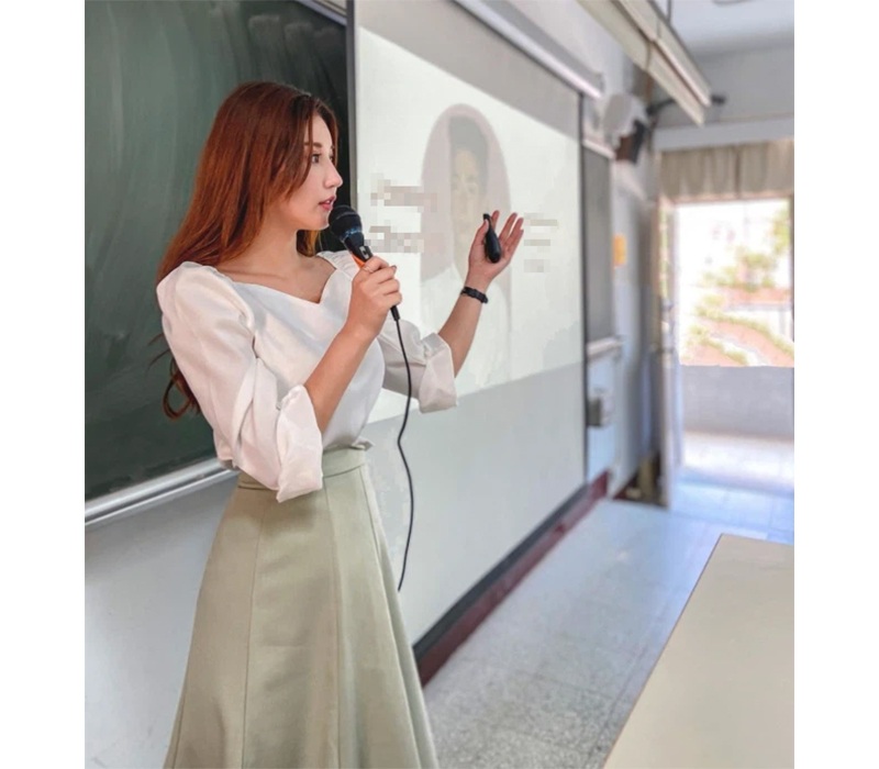 Mới đây, cộng đồng mạng Đài Loan như sốt xình xịch trước loạt hình chụp một nữ giảng viên sở hữu ngoại hình cực xinh đẹp. Được biết, đây là hình ảnh được các sinh viên chụp lén chụp lại khi cô đang giảng bài.
