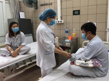 Xông tinh dầu đuổi muỗi vài ngày, hai vợ chồng phải vào Bệnh viện Bạch Mai điều trị