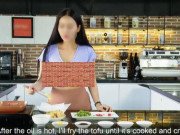 Tin tức - Ăn mặc "hớ hênh" dạy nấu ăn trên YouTube, cô gái trẻ khiến cộng đồng mạng "nóng mắt"