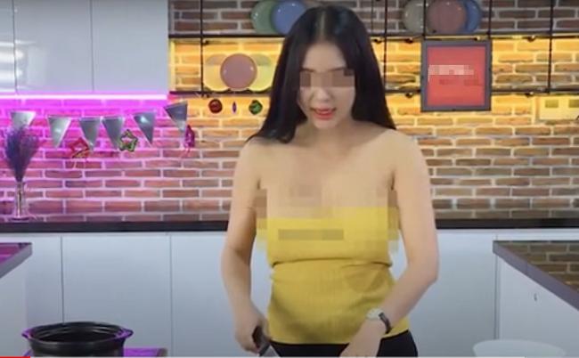 Ăn mặc amp;#34;hớ hênhamp;#34; dạy nấu ăn trên YouTube, cô gái trẻ khiến cộng đồng mạng amp;#34;nóng mắtamp;#34; - 1