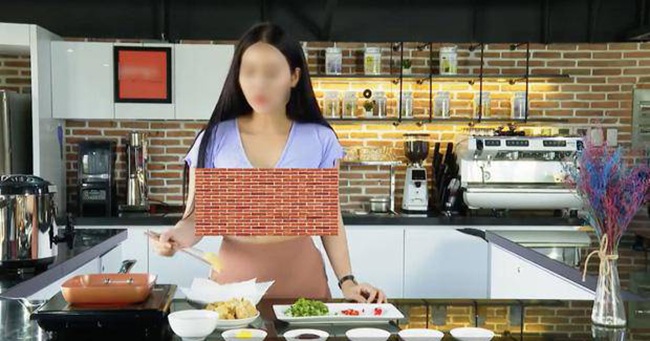 Ăn mặc amp;#34;hớ hênhamp;#34; dạy nấu ăn trên YouTube, cô gái trẻ khiến cộng đồng mạng amp;#34;nóng mắtamp;#34; - 2