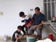Tin tức - Bất ngờ cuộc sống của ông bố "gà trống" nuôi 8 con thơ