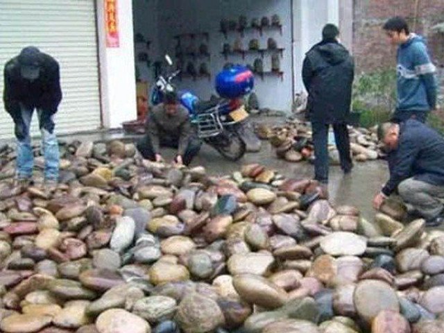 Ngôi làng kỳ lạ nơi chỉ cần nhặt vài cục đá cũng đủ mua xe, sửa nhà