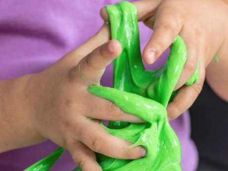Từ vụ 35 học sinh ở Đà Nẵng nhập viện vì đồ chơi slime, chuyên gia cảnh báo trẻ có ngày mất tay vì trò chơi nhào nặn này