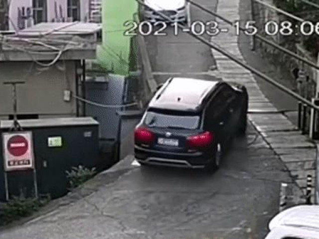 Clip Eva - Tay lái yếu, tài xế lao đầu SUV xuống đất