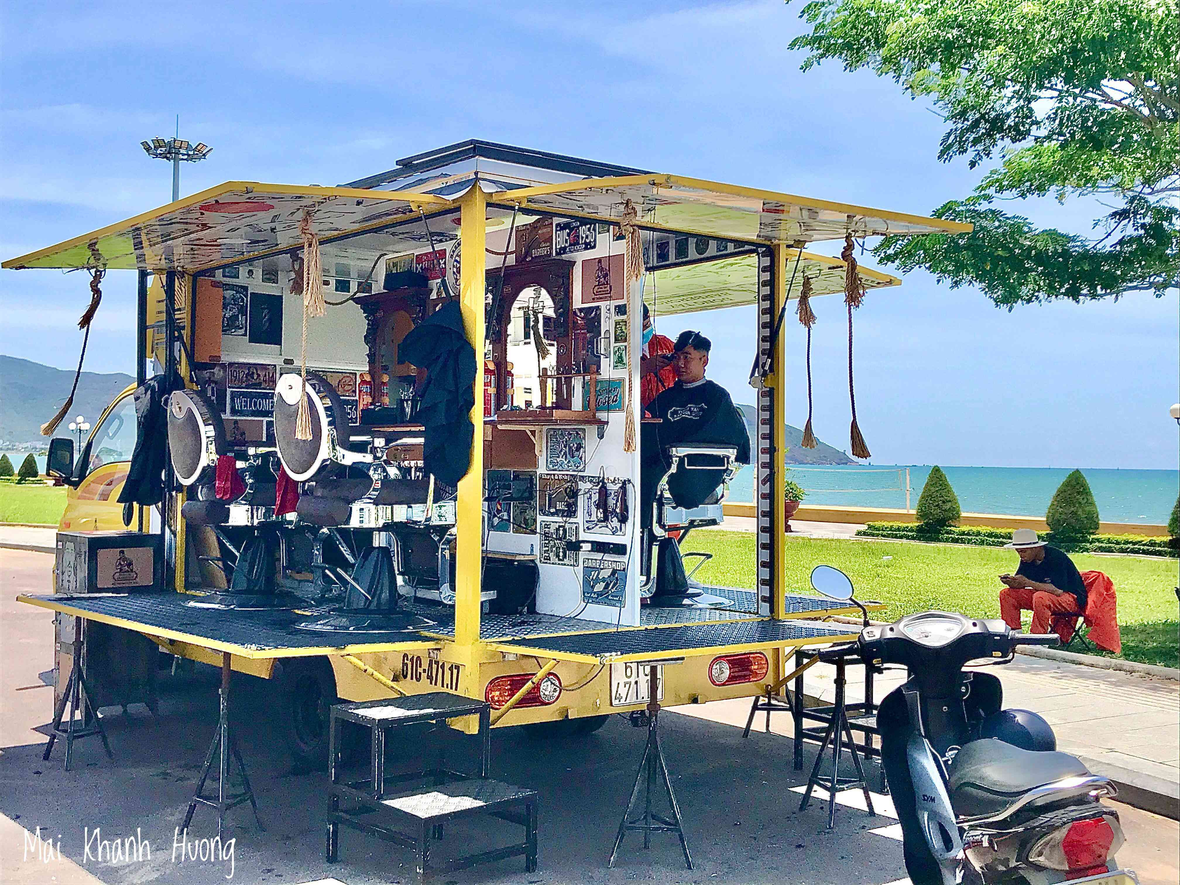 Quy Nhơn: Thử một lần cắt tóc trên chiếc xe lưu động bên bờ biển, tại sao không?