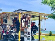 Xem ăn chơi - Quy Nhơn: Thử một lần cắt tóc trên chiếc xe lưu động bên bờ biển, tại sao không?