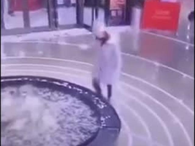 Cắm mặt vào điện thoại, nam thanh niên ngã tùm vào bể nước trung tâm thương mại