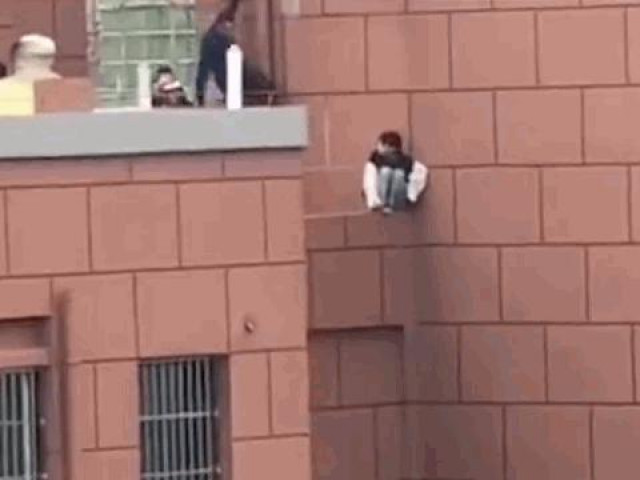 Clip Eva - Người đàn ông phản xạ cực nhanh, cứu mạng cô gái nhảy lầu tự tử